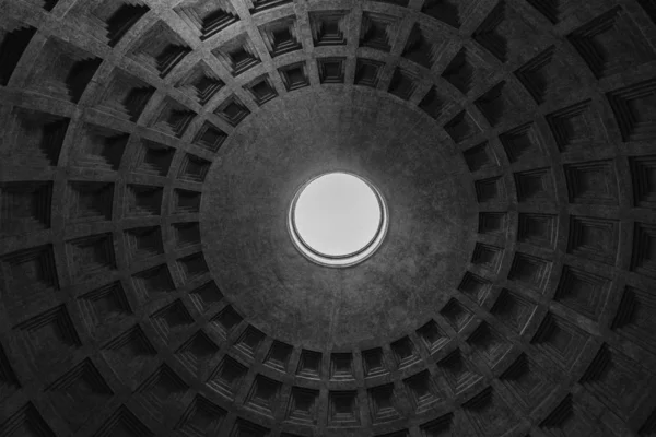 Starožitný strop. Starožitný strop v katedrále. Řím. Itálie. — Stock fotografie