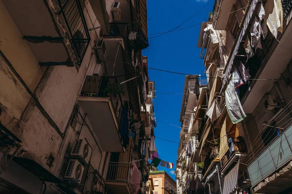 Wohngebäude in Italien. Auf den Balkonen zum Trocknen. — Stockfoto