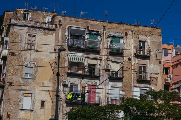 Edifici residenziali in Italia. Sul balcone per asciugare le cose . — Foto Stock