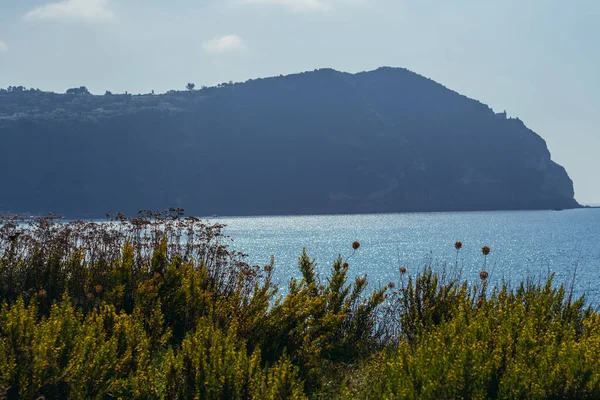 Isla Ischia. Isla Ischia se encuentra cerca de la ciudad de Nápoles . — Foto de Stock
