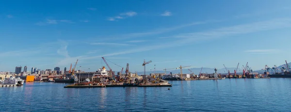 Port. Přístav s loděmi a jeřáby. Neapol. Itálie. — Stock fotografie