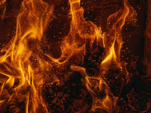 Fogo. Faíscas voam do fogo . — Fotografia de Stock