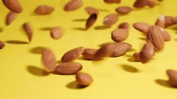 Una Locura Gotas Almendras Nuez Sobre Fondo Amarillo — Vídeos de Stock