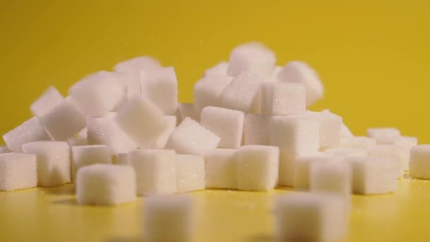 Açúcar Açúcar Está Caindo Lentamente Sobre Fundo Amarelo — Vídeo de Stock