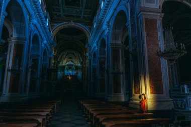 Din. Katedralde bir kadın duruyor. İtalya. Sorrento