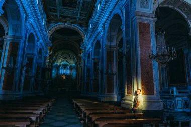 Din. Katedralde bir adam duruyor. İtalya. Sorrento