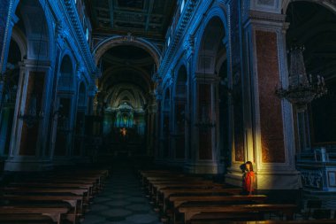 Din. Katedralde bir kadın duruyor. İtalya. Sorrento