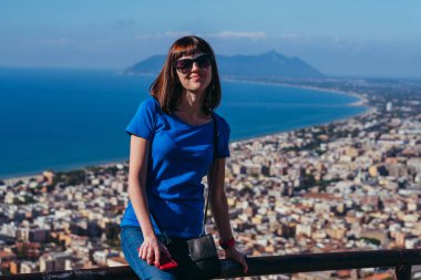 Turizm. Terracina şehrinin arka planında bir kız duruyor. İtalya.