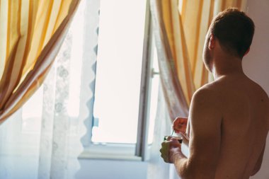 - Kahve. Bir adam bir fincan kahveden içiyor..