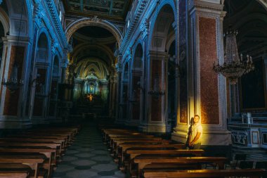 Din. Katedralde bir adam duruyor. İtalya. Sorrento