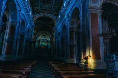 Din. Katedralde bir adam duruyor. İtalya. Sorrento