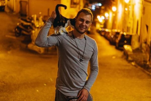 庭の猫を撫でていた男 イタリアだテラチーナ — ストック写真