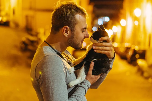 Katze Ein Mann Streichelt Eine Hofkatze Italien Terrakina — Stockfoto