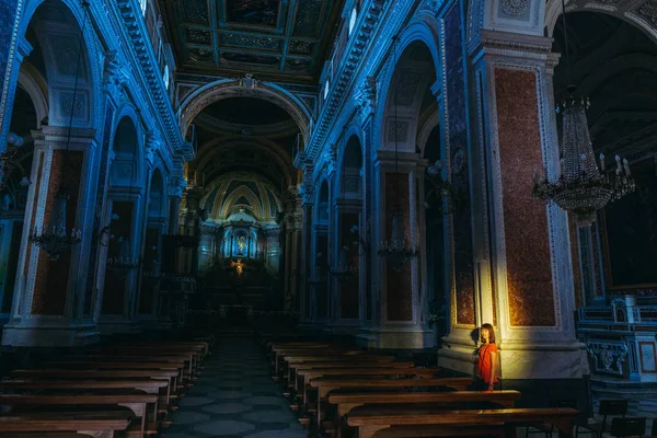 Din. Katedralde bir kadın duruyor. İtalya. Sorrento