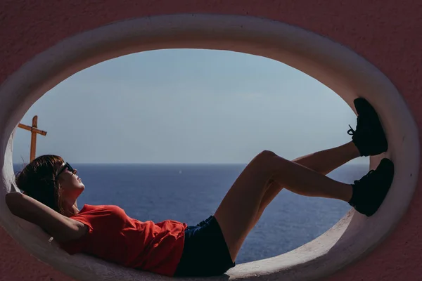 Journey Girl Lies Arch Overlooking Sea Iskia Island — ストック写真