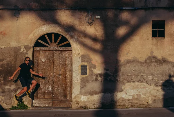 Cestování Ten Chlap Prochází Staré Čtvrti Sorrento Itálie — Stock fotografie