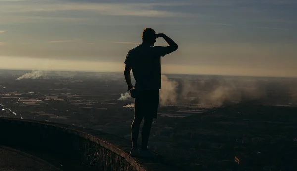 Cesta Ten Chlap Obrubníku Pozadí Města Terracina Itálie — Stock fotografie