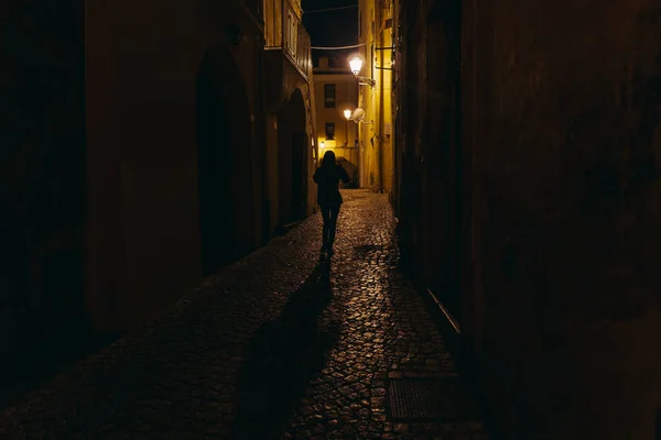 Cesta Dívka Prochází Nočním Městem Terracina Itálie — Stock fotografie