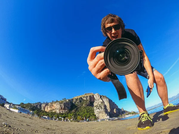开枪打你自己一个摄影师在镜头前拍照 Terracina 意大利 — 图库照片
