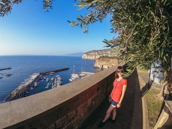 Путешествие Девушка Идет Набережной Сорренто Италия — стоковое фото