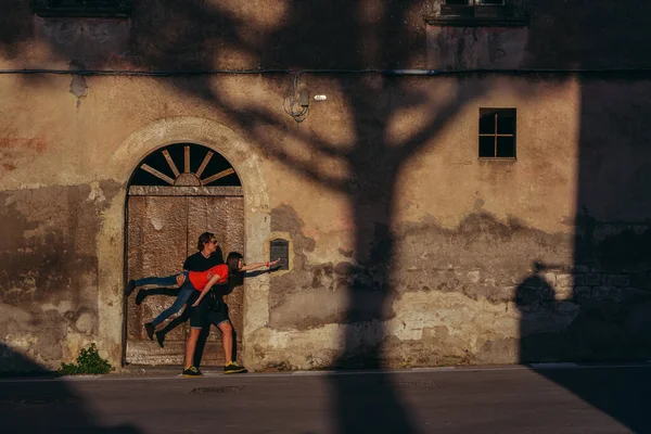 Turismo Homem Uma Mulher Caminham Longo Antiga Rua Sorrento Itália — Fotografia de Stock