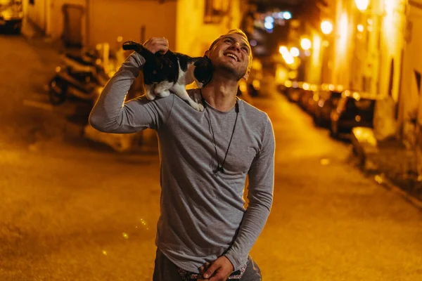 Gato Homem Acariciar Gato Jardim Itália Terracina — Fotografia de Stock