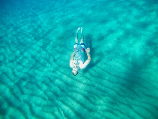 Zee Man Duikt Van Een Klif Zee Zwemt Onder Water — Stockfoto