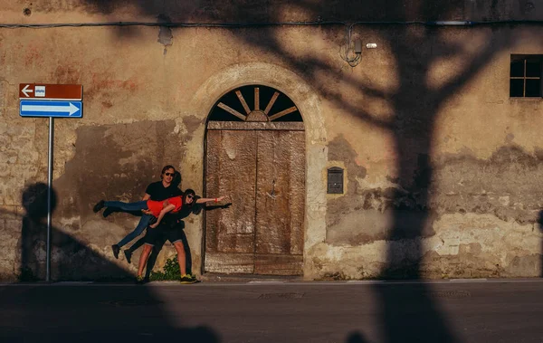 Turismo Homem Uma Mulher Caminham Longo Antiga Rua Sorrento Itália — Fotografia de Stock