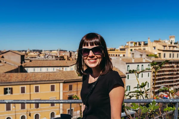Tourismus Eine Frau Geht Durch Die Stadt Rom Italien — Stockfoto