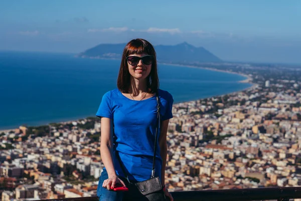 Cestovní Ruch Dívka Stojí Pozadí Města Terracina Itálie — Stock fotografie