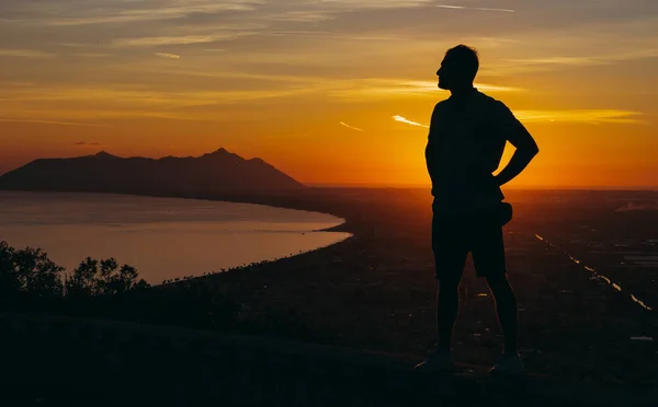 Viagem Cara Fica Topo Uma Montanha Olha Para Pôr Sol — Fotografia de Stock