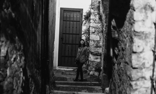 一个女孩穿过了夜晚的城市Terracina 意大利 — 图库照片