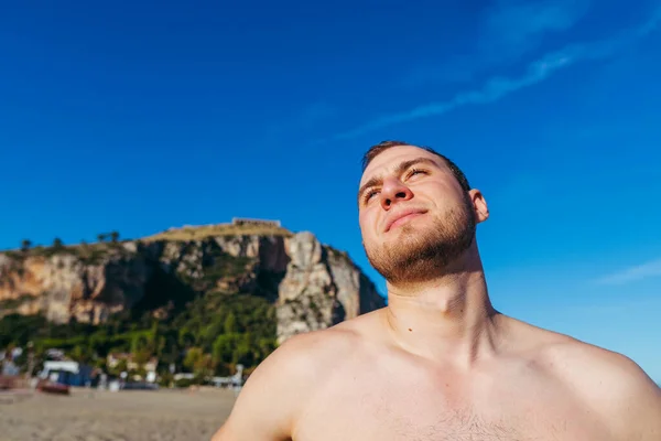 Kumsal Bir Adam Sahilde Duruyor Güneş Banyosu Yapıyor Terracina Talya — Stok fotoğraf