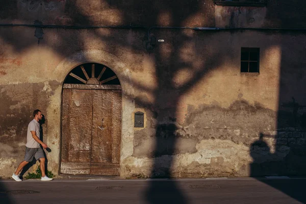 Cestování Ten Chlap Prochází Staré Čtvrti Sorrento Itálie — Stock fotografie