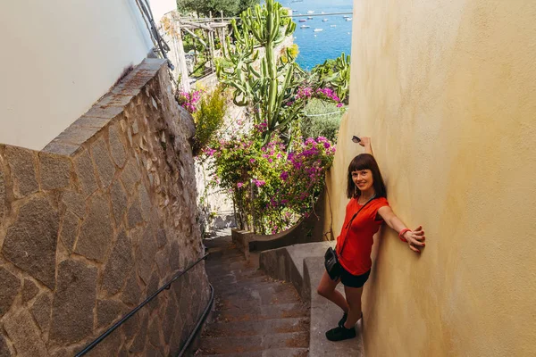 Viaje Una Mujer Camina Por Ciudad Positano Italia — Foto de Stock