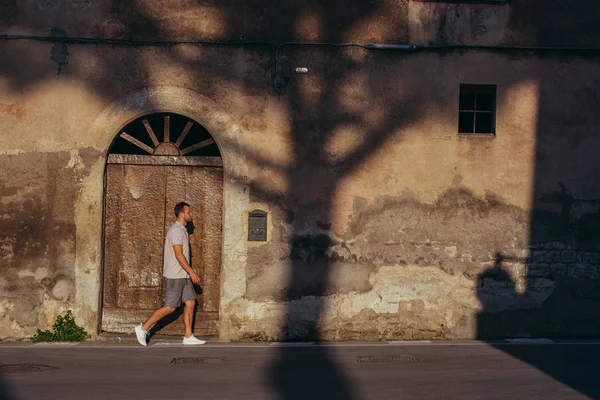 Cestování Ten Chlap Prochází Staré Čtvrti Sorrento Itálie — Stock fotografie