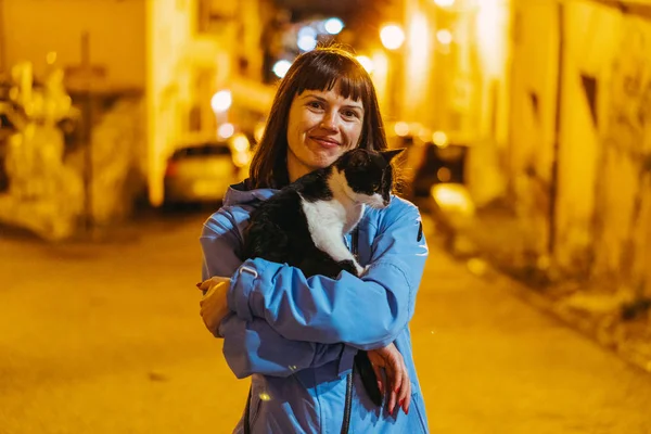 Cat Chica Acariciando Gato Contra Telón Fondo Ciudad Nocturna Italia — Foto de Stock