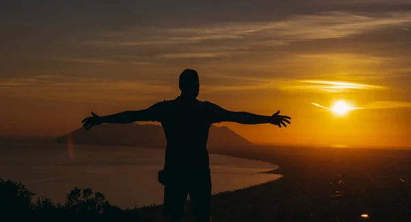 Journey Guy Stands Top Mountain Looks Sunset — Stock Photo, Image