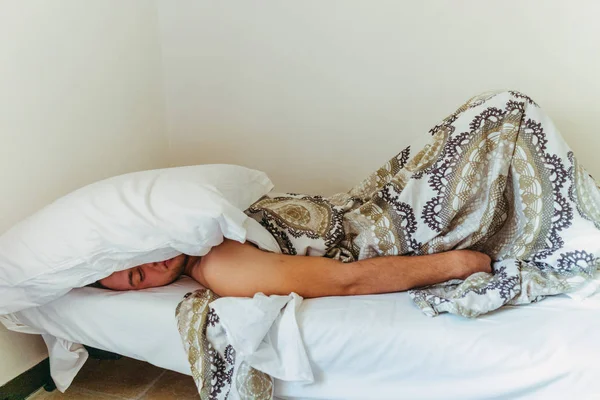 Κοιμήσου Τύπος Που Κοιμάται Στο Κρεβάτι Κεφάλι Του Καρφωμένο — Φωτογραφία Αρχείου