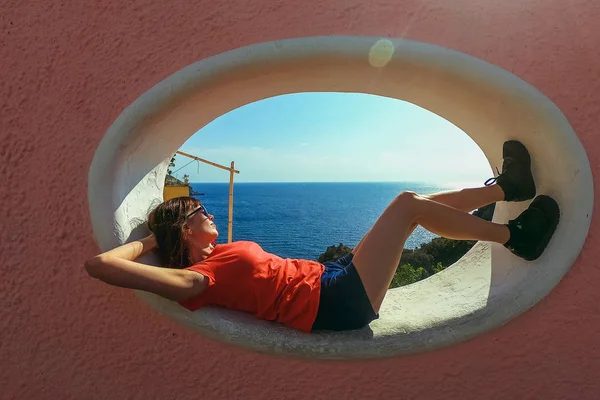 Journey Girl Lies Arch Overlooking Sea Iskia Island — ストック写真