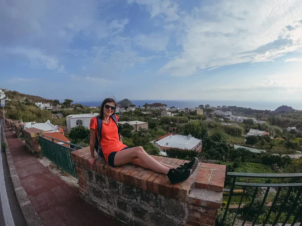 Viaje Chica Está Sentada Acera Italia Isla Ischia — Foto de Stock