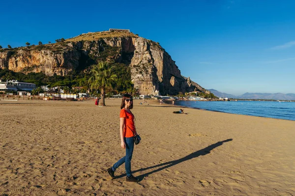 Путешествие Девушка Идет Пляжу Италия Террасина — стоковое фото