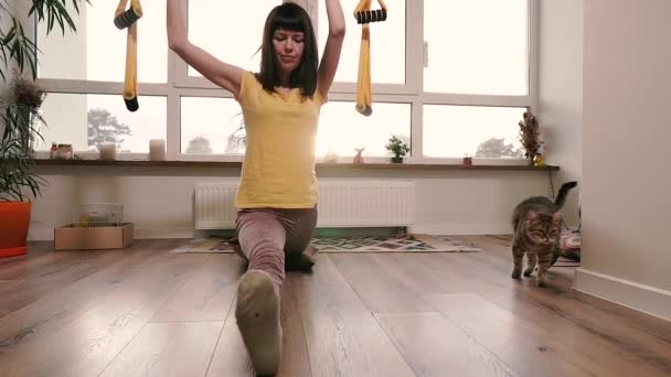 Charging. Woman trying to sit on a twine. — Stock Footage Charging Woman Trying Sit Twine Stock Video