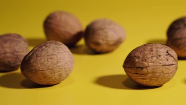 Nuez Las Nueces Encuentran Sobre Fondo Amarillo — Vídeo de stock