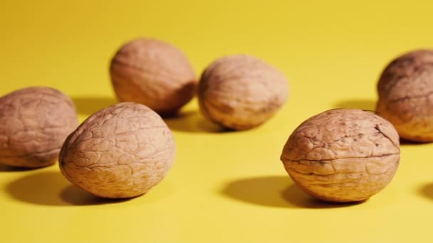 Nuez Las Nueces Encuentran Sobre Fondo Amarillo — Vídeos de Stock