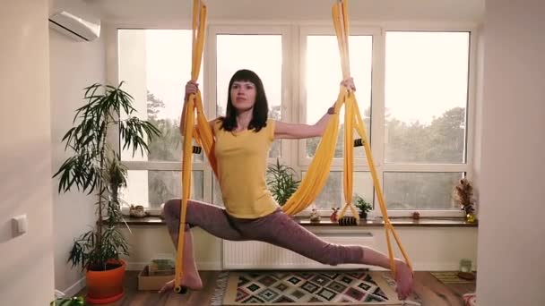 Leć Jogę Kobieta Robi Ćwiczenia Jogi Hamaku Mieszkaniu — Wideo stockowe