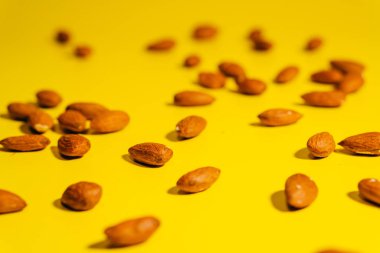 Badem. Badem fıstığı sarı arkaplanda yatıyor..