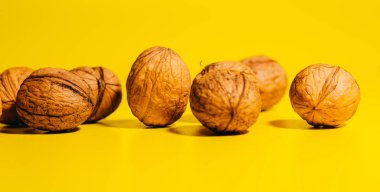 Ceviz. Ceviz sarı arka planda yatar.