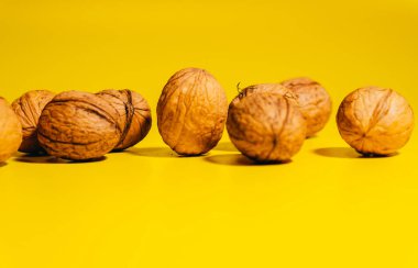 Ceviz. Ceviz sarı arka planda yatar.