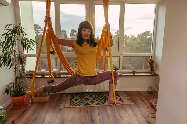 Fly Yoga Mujer Haciendo Ejercicios Yoga Una Hamaca Apartamento — Foto de Stock